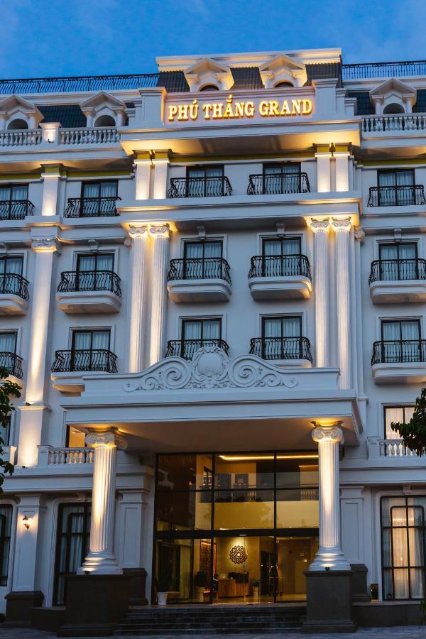 Phu Thang Grand Hotel Duc Hoa Exterior foto
