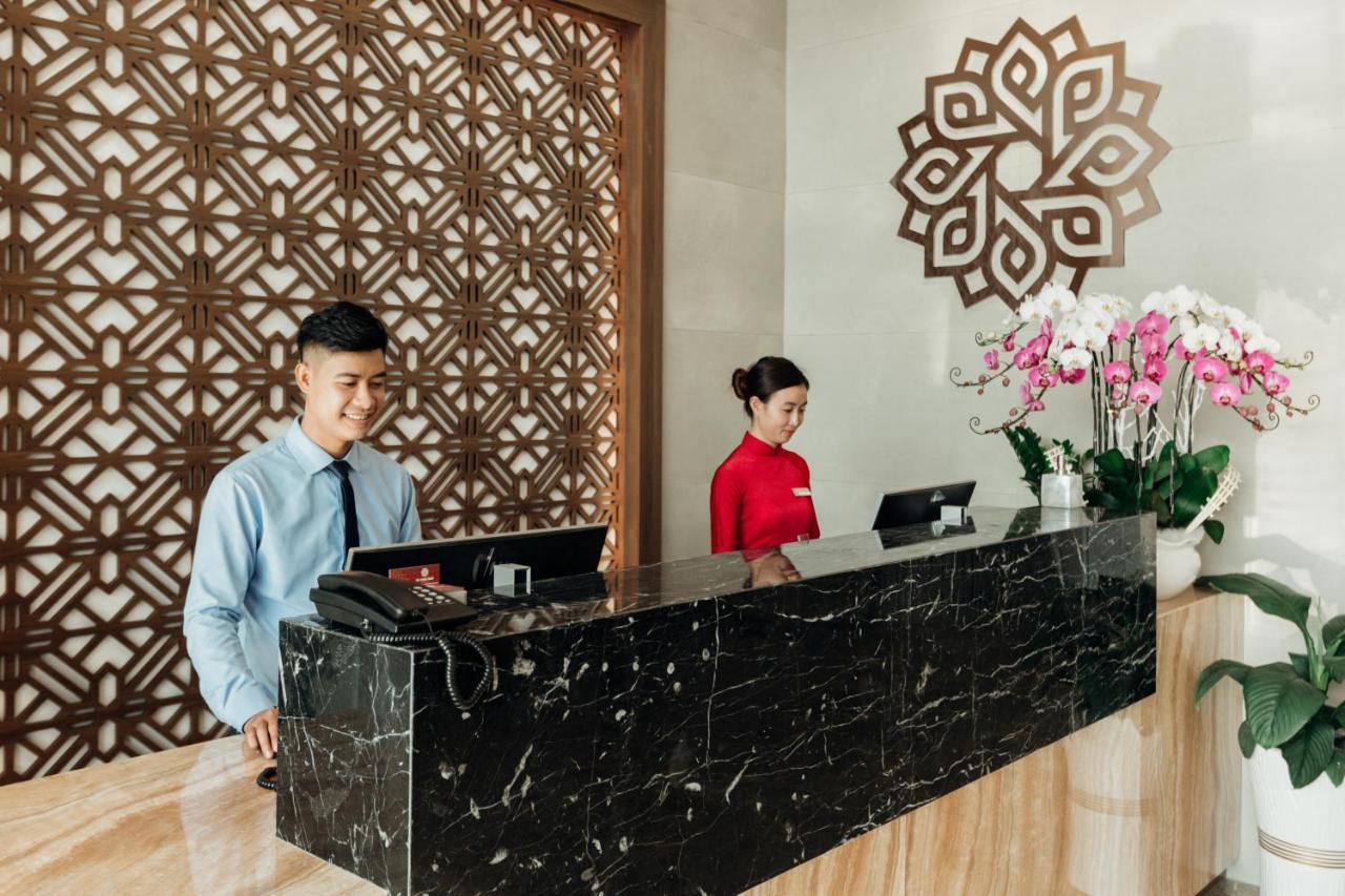 Phu Thang Grand Hotel Duc Hoa Exterior foto