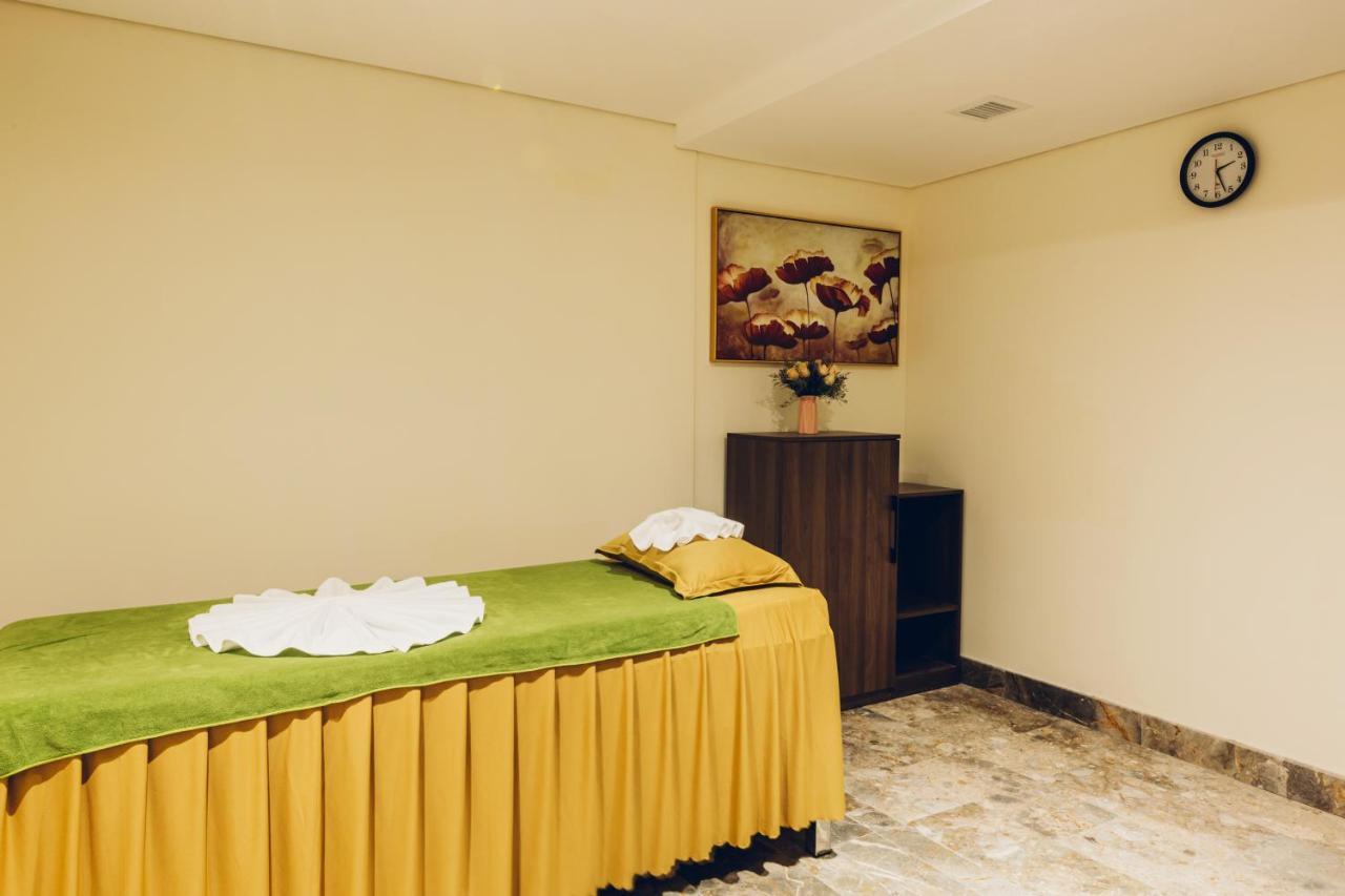 Phu Thang Grand Hotel Duc Hoa Exterior foto